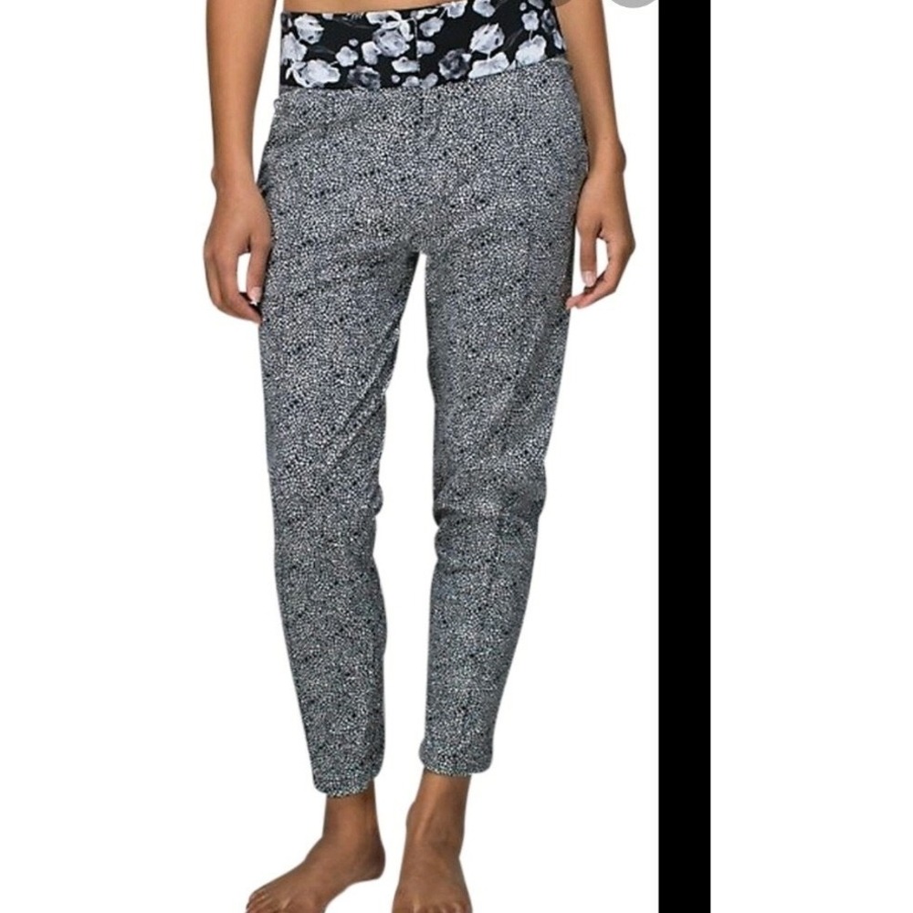 Lululemon High Rise Floral Waist Mixed Print Cropped Black White size 4-6